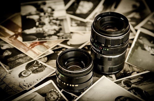 Lentes de câmeras sobre fotos preto e branco