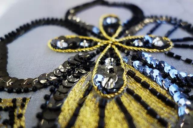 São muitos os profissionais específicos que trabalham com as marcas de alta costura.