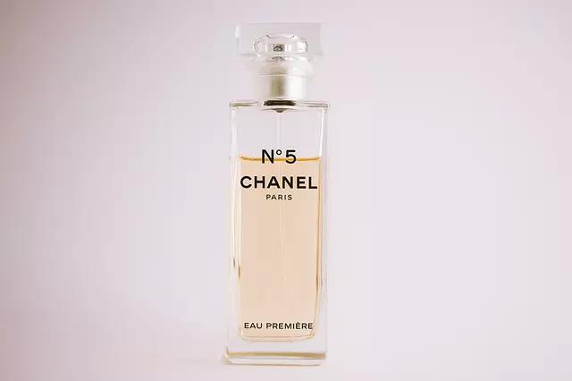 Chanel n.5 se tornou um perfuma clássico criado por Coco Chanel.