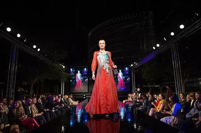 Grandes estilistas conseguem se consagrar ainda mais durante desfiles de moda reputados.