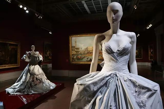 O mundo da moda e do corte e costura caminham e se desenvolvem juntos.