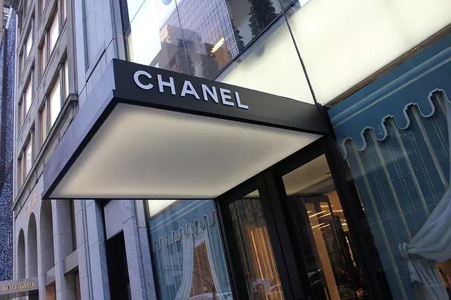 Além da Chanel, Lagerfeld ainda comanda sua marca própria e a italiana Fendi.