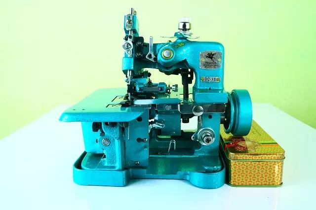 Uma máquina semi industrial de overloque costura com praticamente a mesma velocidade de uma máquina industrial.