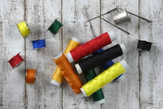O overloque permite coser e fazer o acabamento da peça ao mesmo tempo.