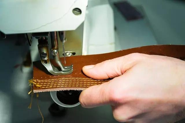 O overlock faz vários pontos utilizando 2, 3, 5 ou 5 fios.