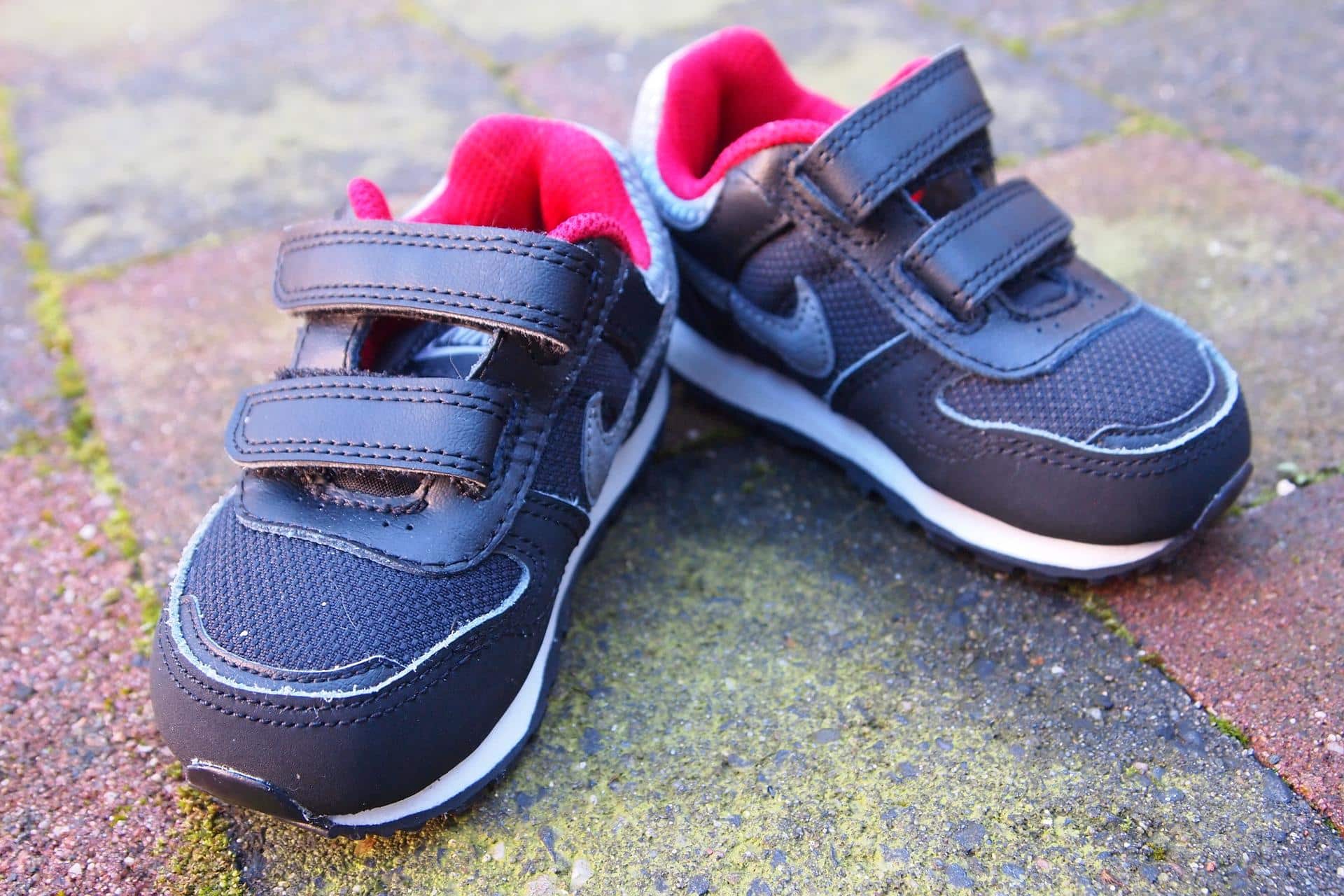 Tênis com velcro.