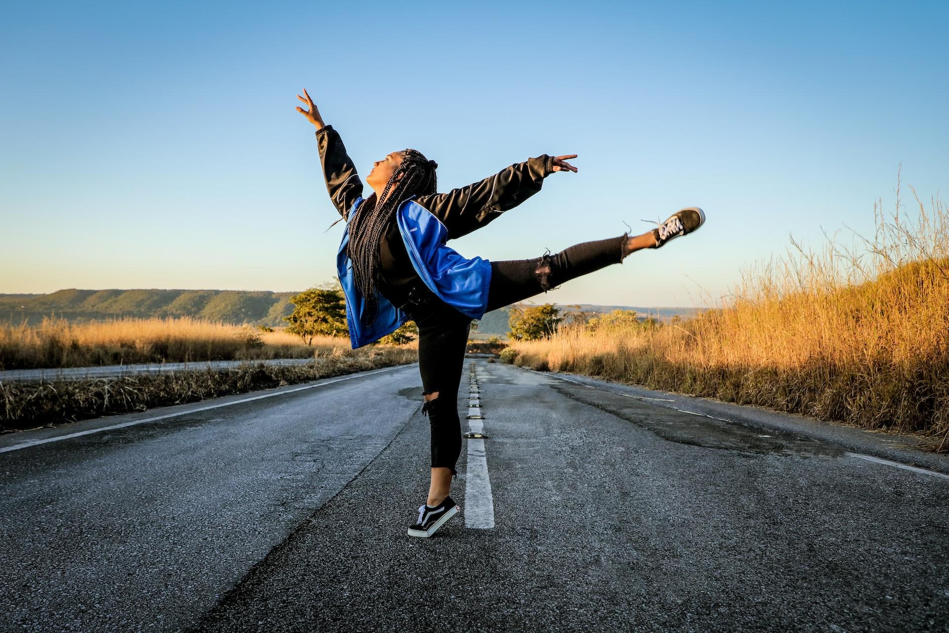 moça dançando no meio da rua