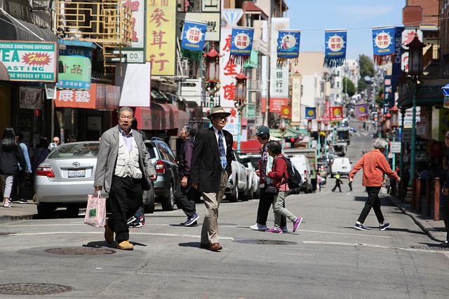 Chineses fazendo compras na rua.