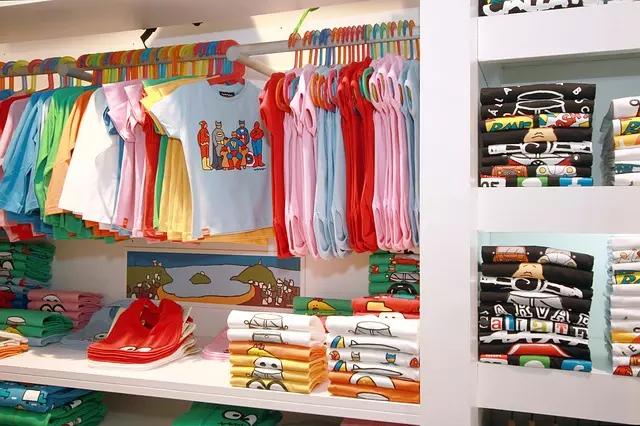 Muitas pessoas aprendem a costurar para abrirem lojas de confecção.