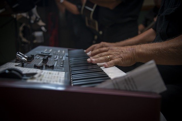 Mãos tocando teclado