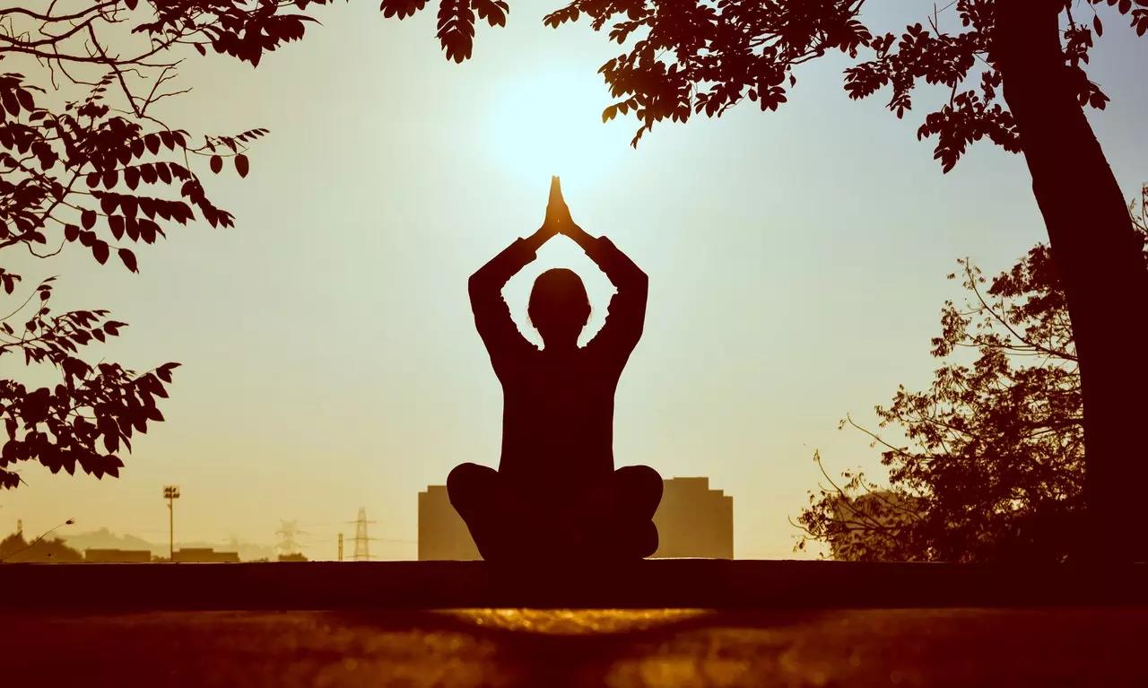 Veja como alcançar paz e tranquilidade com o yoga
