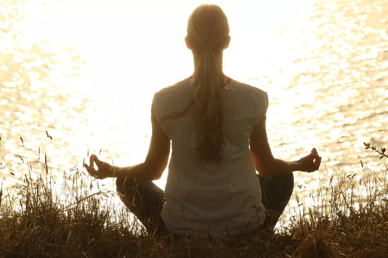 Quanto custa uma aula de yoga? Mulher praticando ioga.