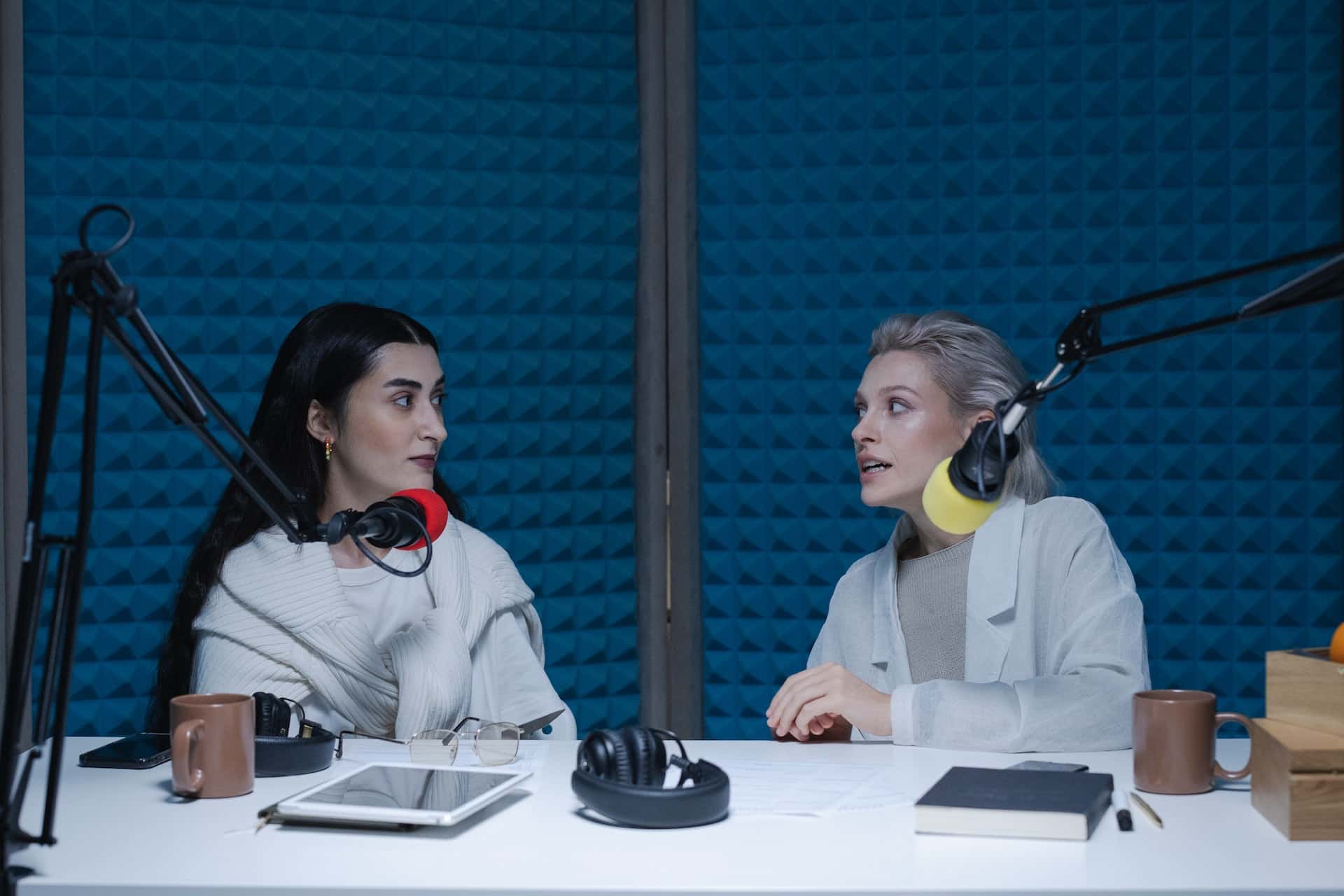 Mulheres no estúdio de rádio