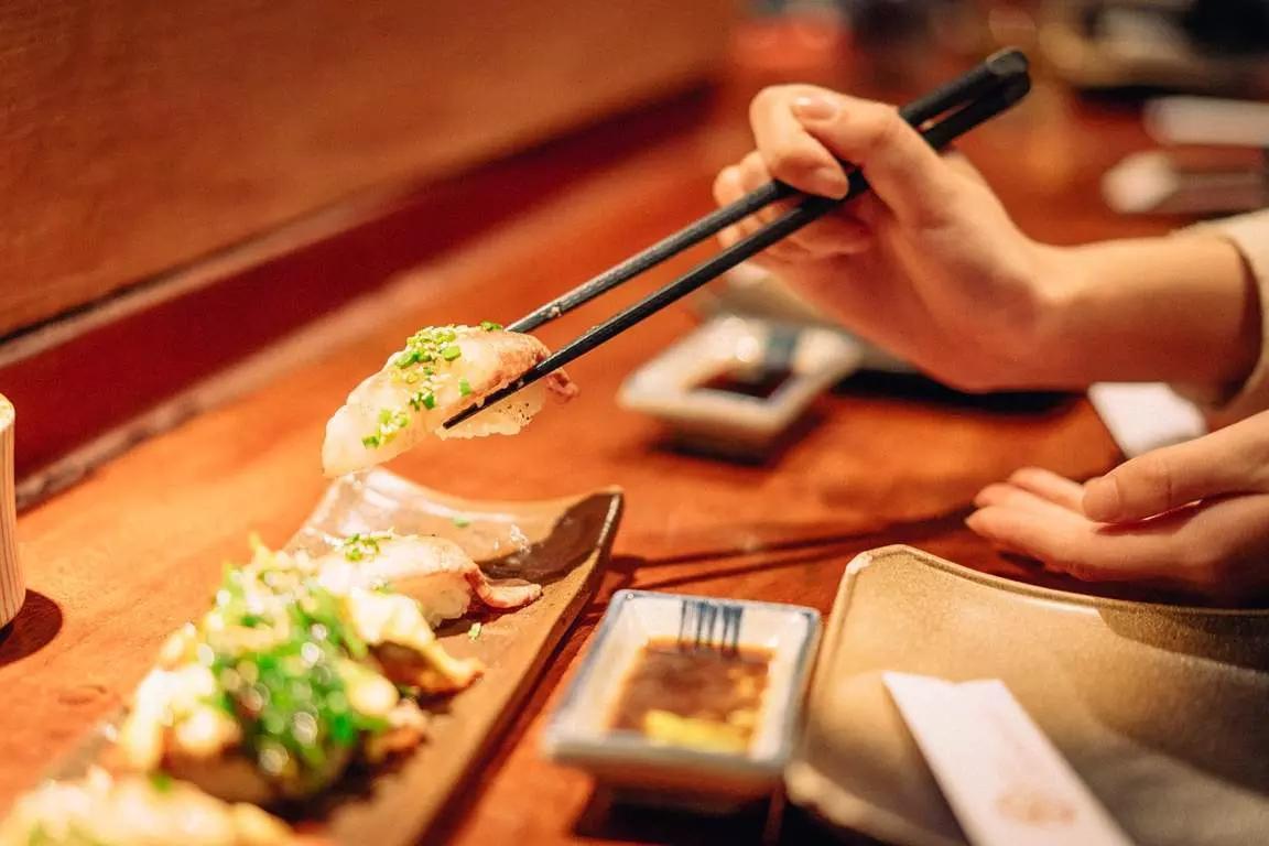 Coma os principais pratos japoneses