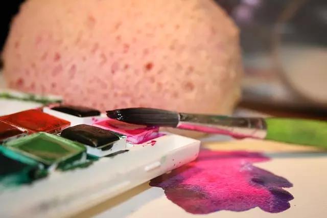 As aulas de pintura fazem parte das aulas de artes dentro das escolas.