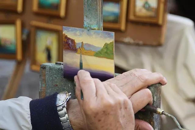 O currículo escolar de artes depende da escola.