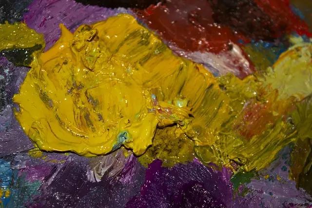 O professor possui um material sobre pintura muito rico em mãos.