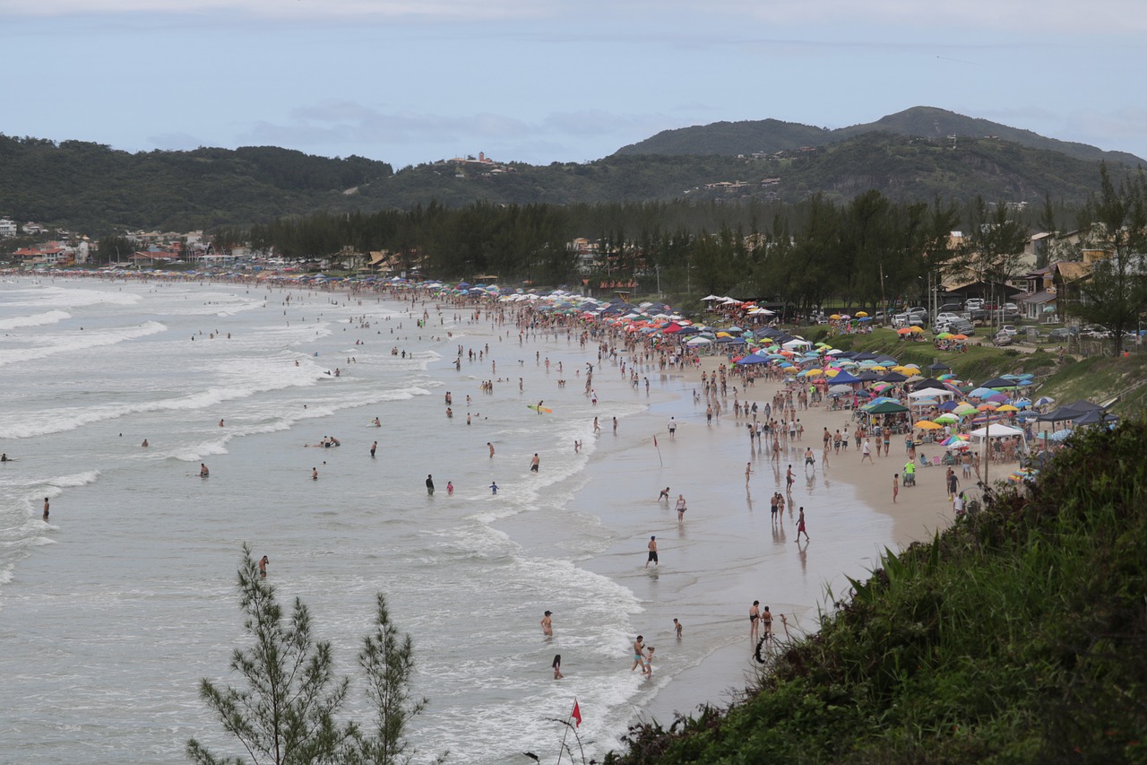 Foto da praia de garopaba com muitos guarda-sois