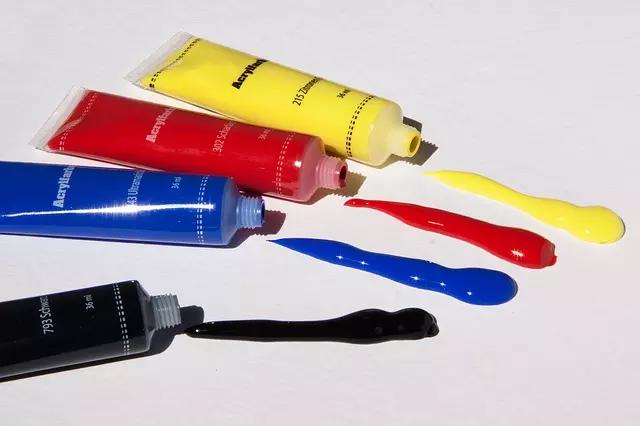 Muitos pintores iniciantes adoram trabalhar com tinta acrílica.