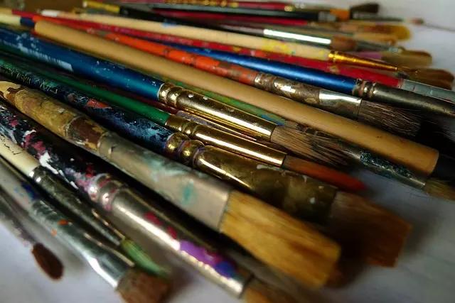 Sintético, natural, longo, curto: o pintor iniciante tem muitas opções de pincéis para começar seus trabalhos de artes.