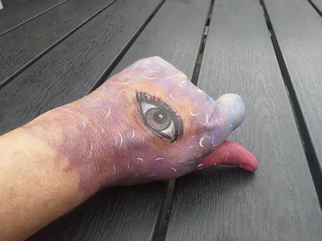 Nada melhor que um bom professor de pintura que faça seus alunos avançar!