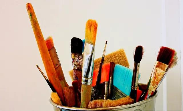 Os pincéis são fundamentais para quem quer ensinar pintura.
