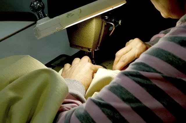 Que tal economizar comprando uma máquina de costura de segunda mão?