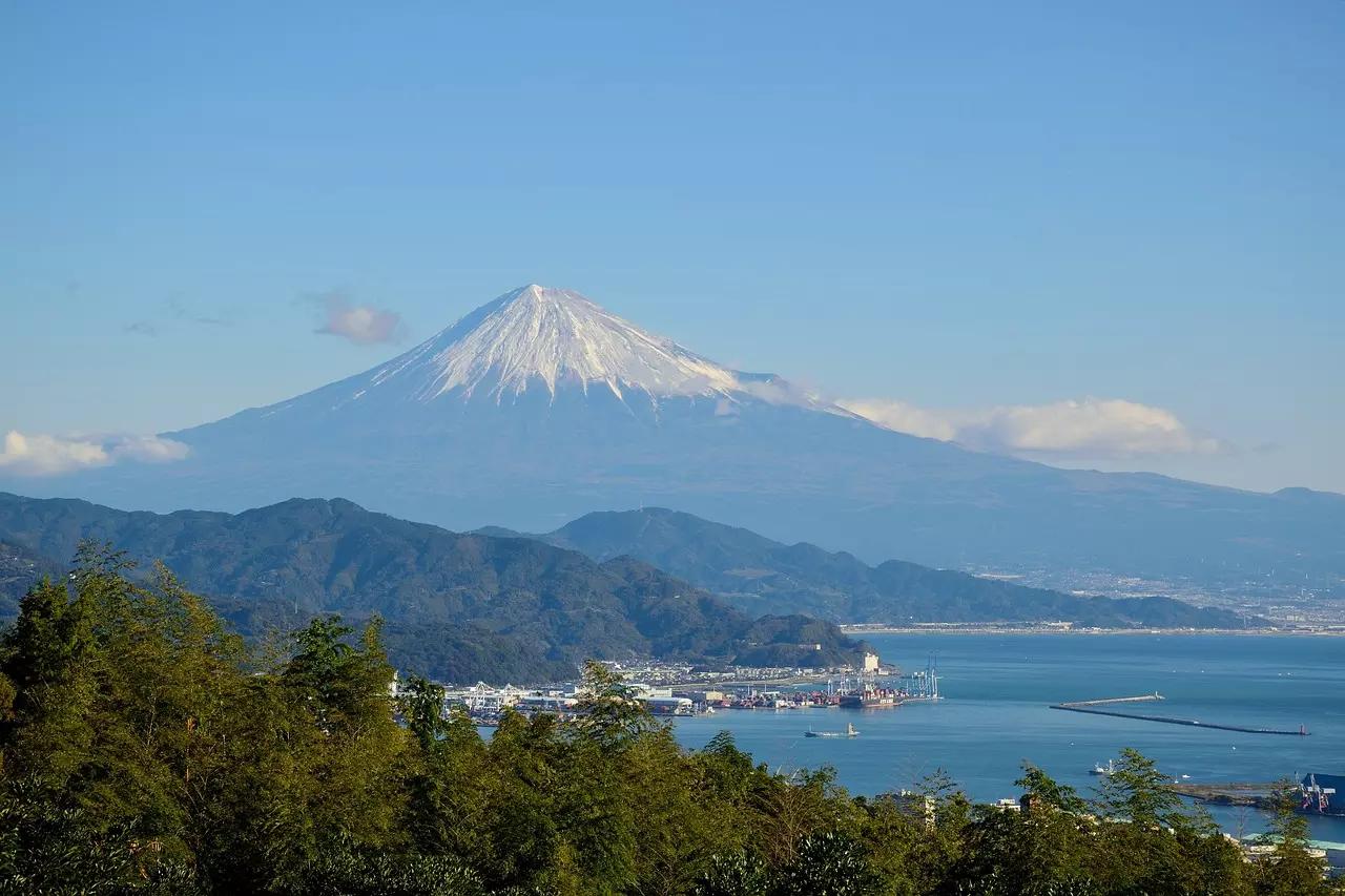Vá de uma cidade grande para outra no arquipélago japonês.