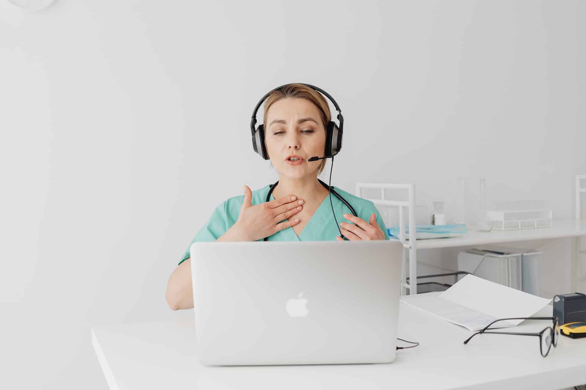 Moça falando com headset
