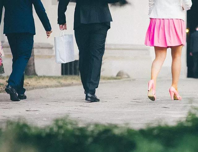Nada como um bom pedaço de elástico para dar vida a um vestido e uma saia!