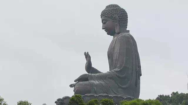 A estátua do grande Buda sentado na flor de lótus é um dos monumentos famosos que encontramos em Hong Kong.