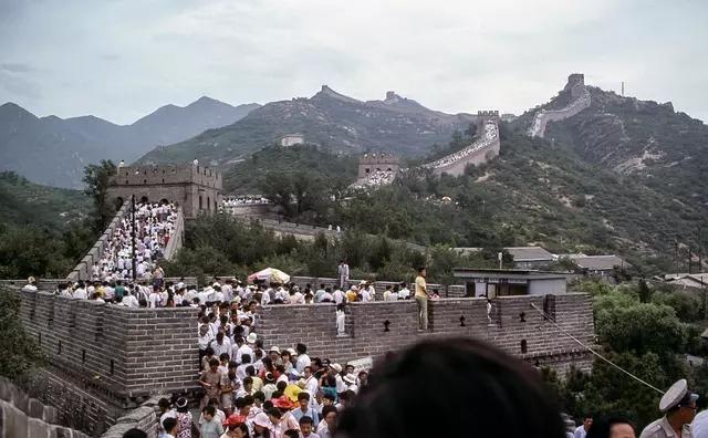 O número de turistas que visitam o monumento chinês é tão grande que a muralha corre risco de ser danificada.