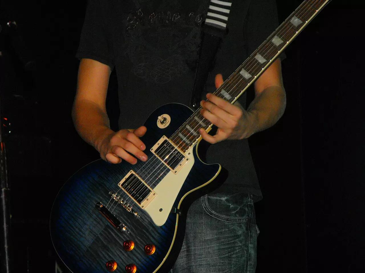 Recomenda-se o Epiphone Les Paul Standard ao ensinar lições de violão.