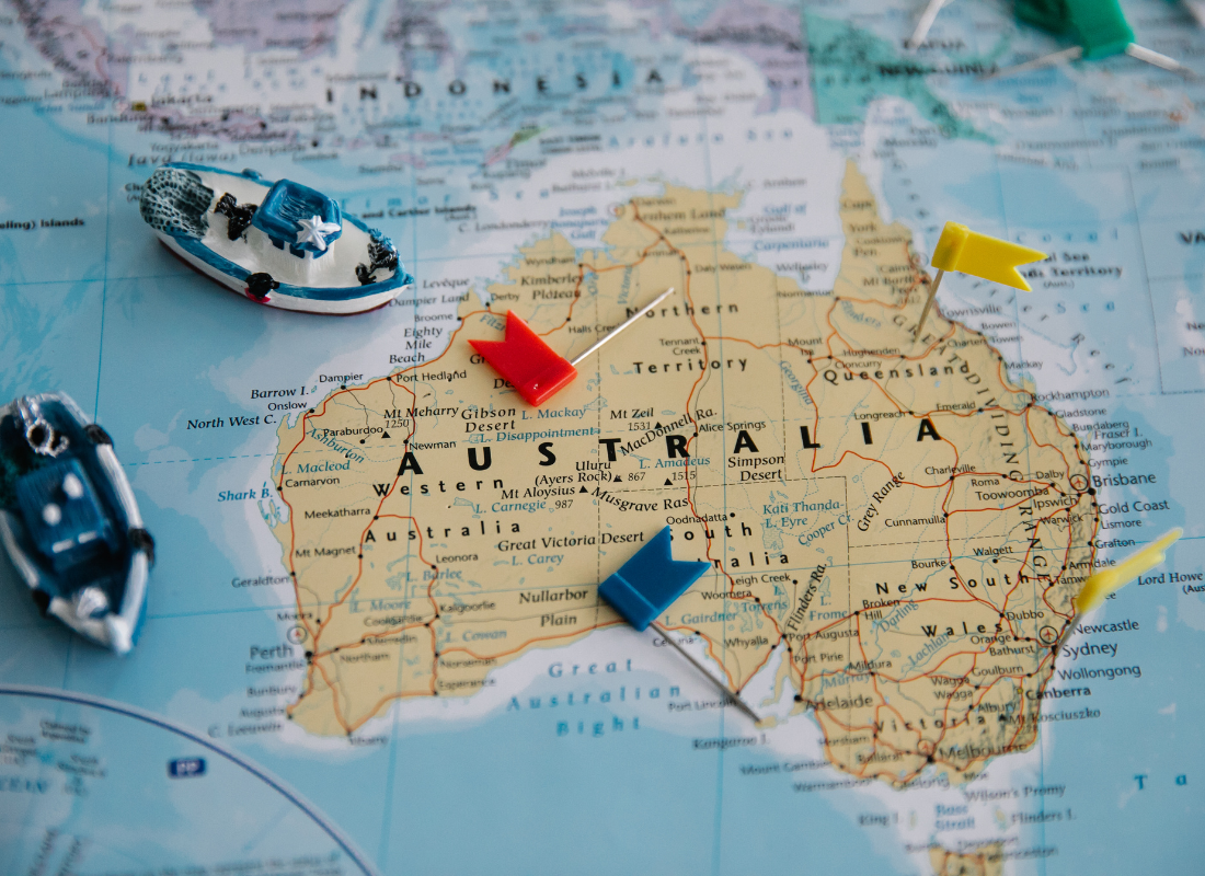 Mapa da Australia com barquinhos e pins próximos