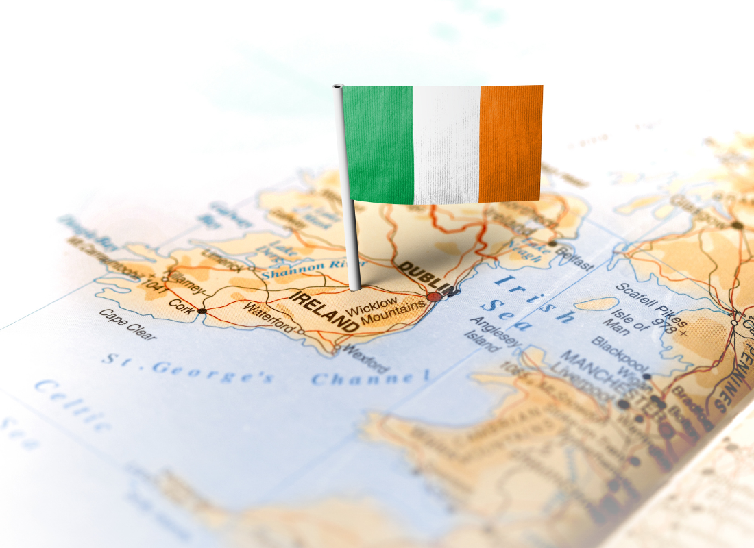 Mapa mundi com uma bandeira da Irlanda em pin no mapa