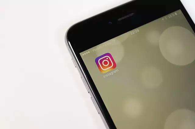 Quase todo mundo que tira fotos com o celular tem uma conta no Instagram.