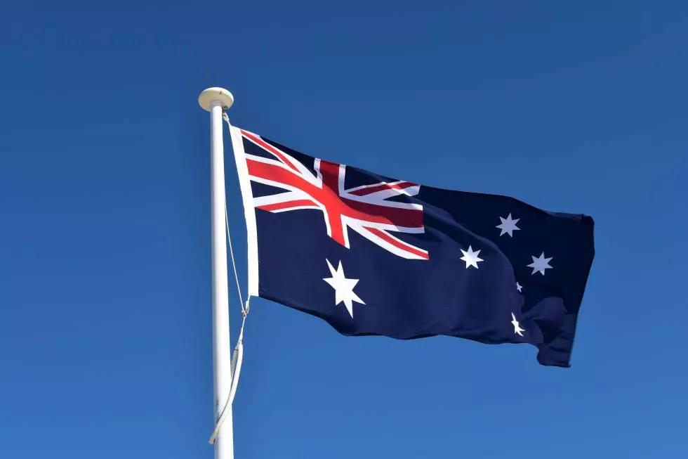 existem muitas similitudes entre inglês falado pelos australianos e ingleses 