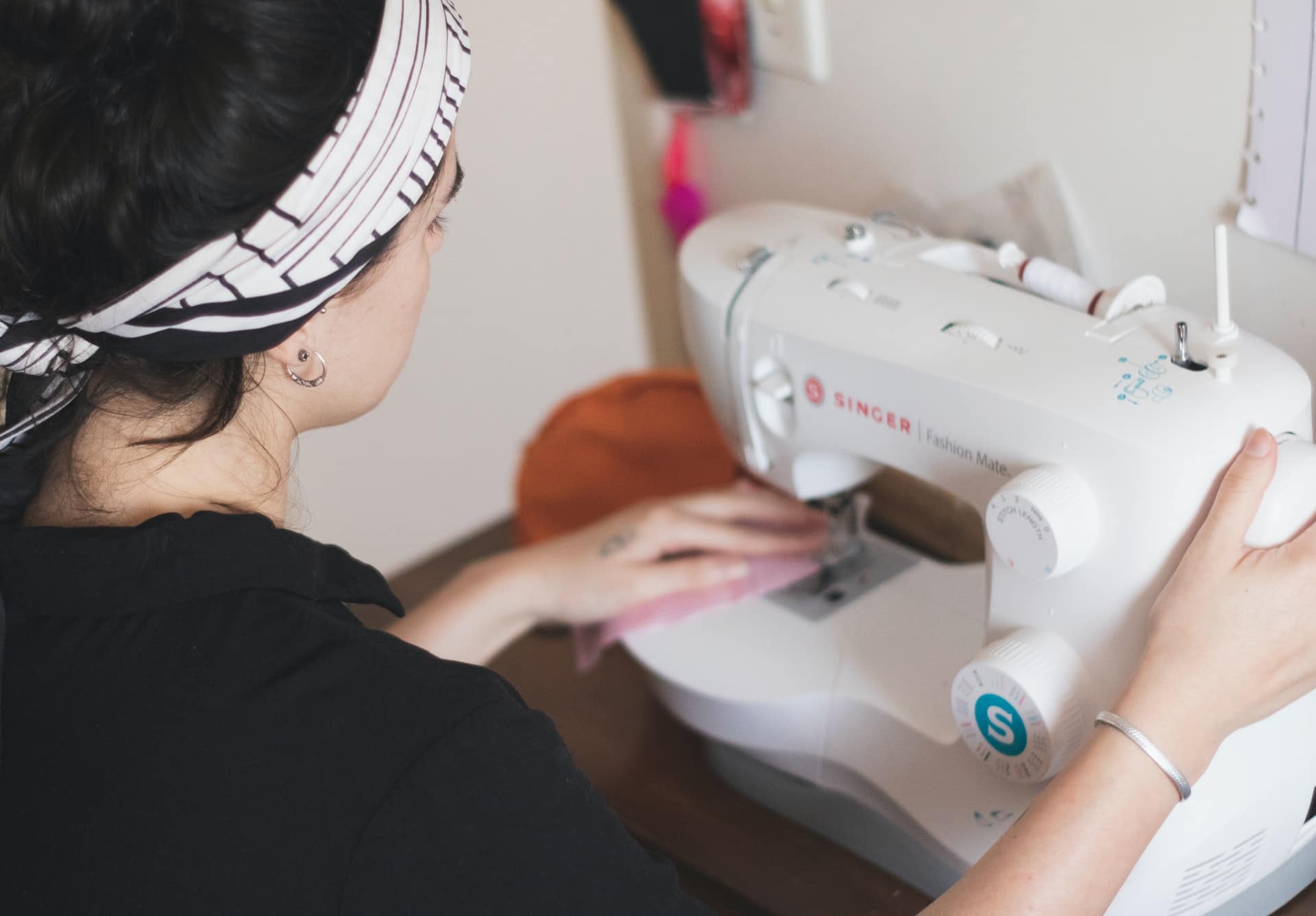 costureira usando maquina para costurar um pano
