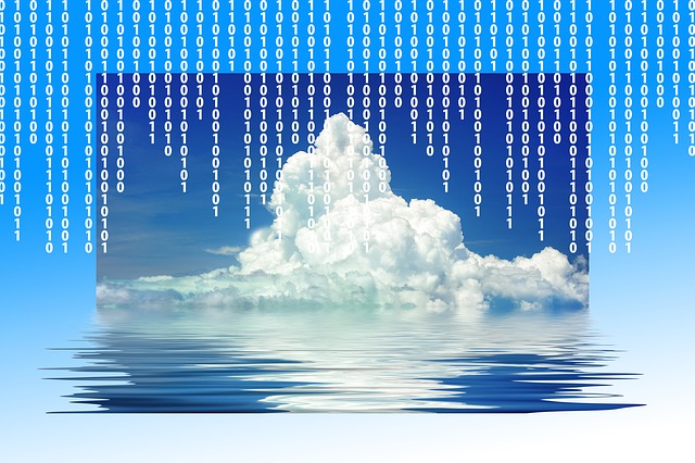 Sistema binário com nuvens ao fundo.