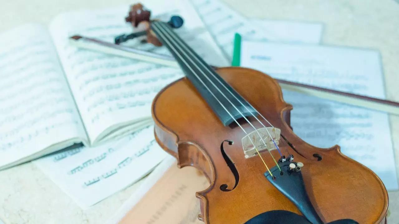 Ser violinista também requer aprender a teoria musical