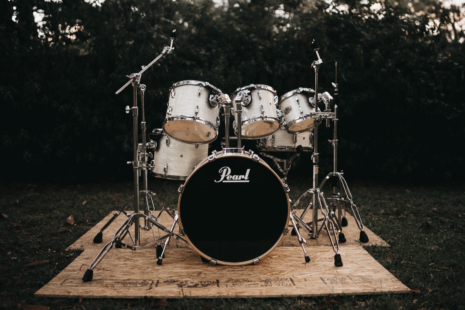 Bateria disposta sobre um bonito palco improvisado, aparentemente em um sítio com espaço para apresentações.