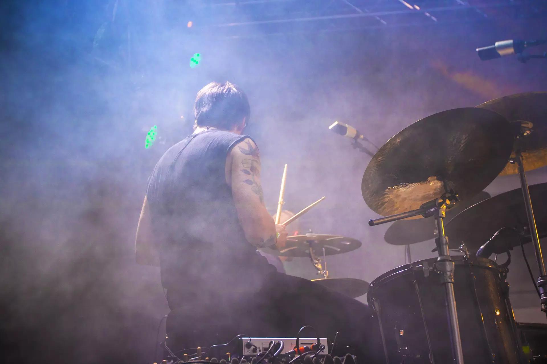 A altura dos bateristas também influencia na montagem do instrumento