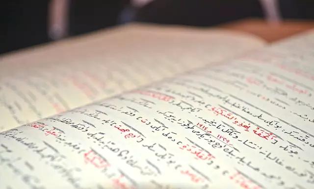 Sem contar que precisamos nos acostumar a ler da direita para esquerda!