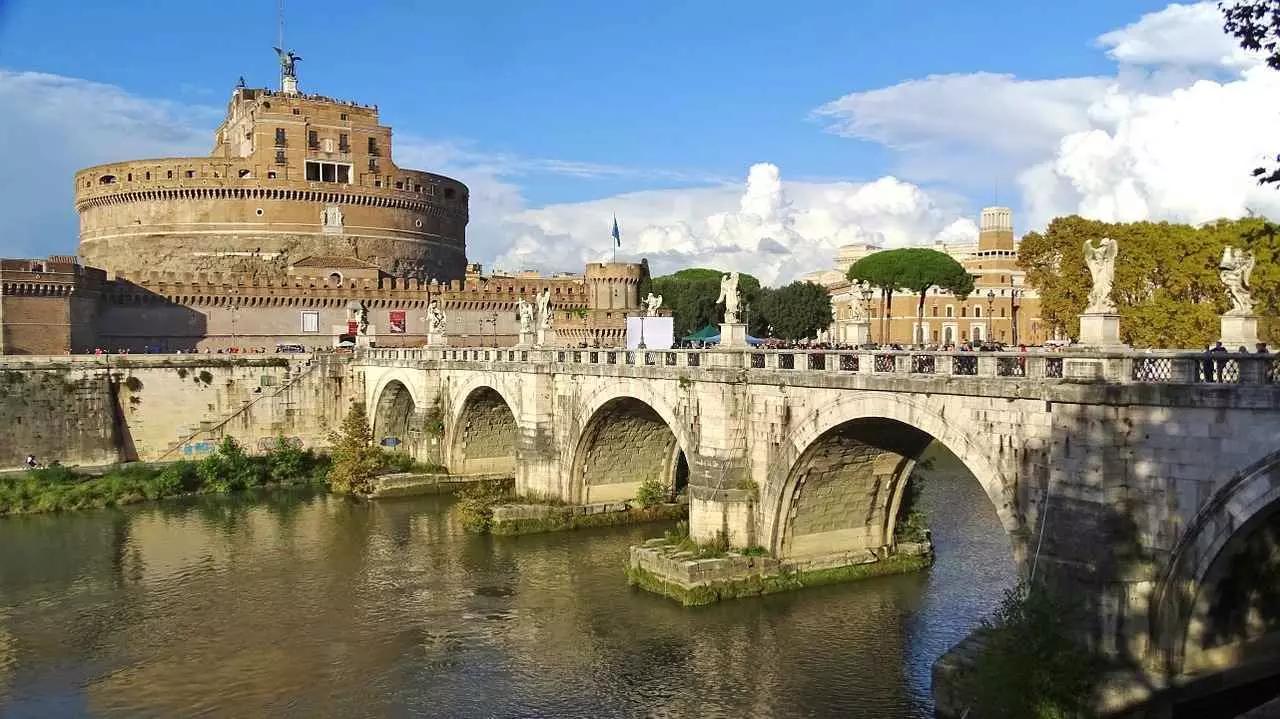 Foto de ponte em estilo antigo.