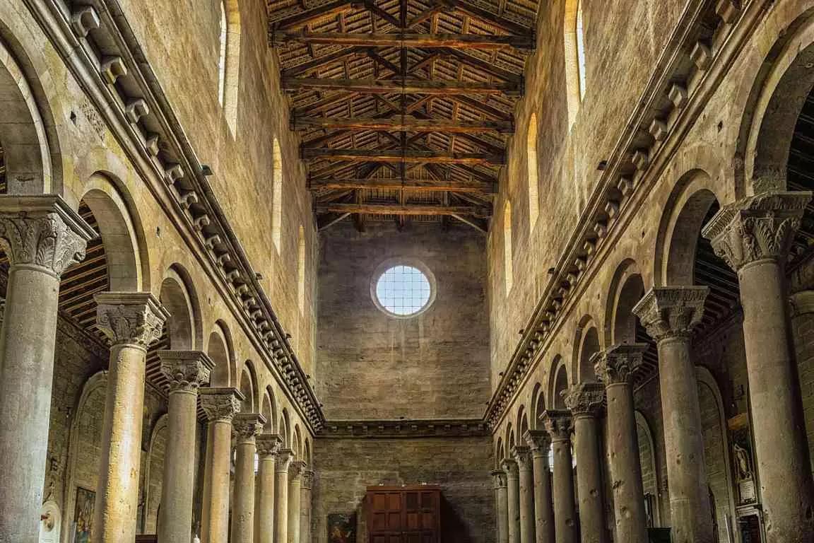 Uma igreja romana vista por dentro