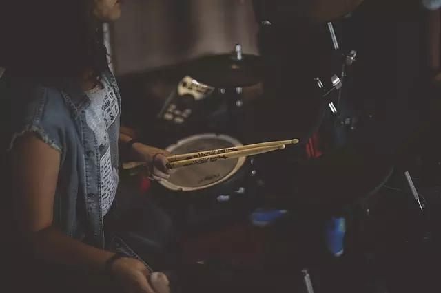 Que tal encontrar um professor de bateria fera para te ajudar?