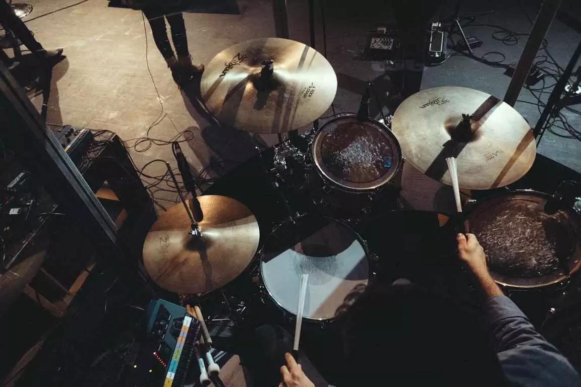 Por que não fazer aulas de percussão?