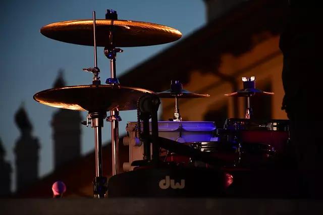 Seu professor de bateria vai te ensinar o que é um chimbau e uma caixa clara.