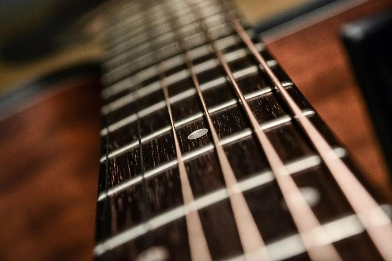 Evolua na guitarra praticando em casa!