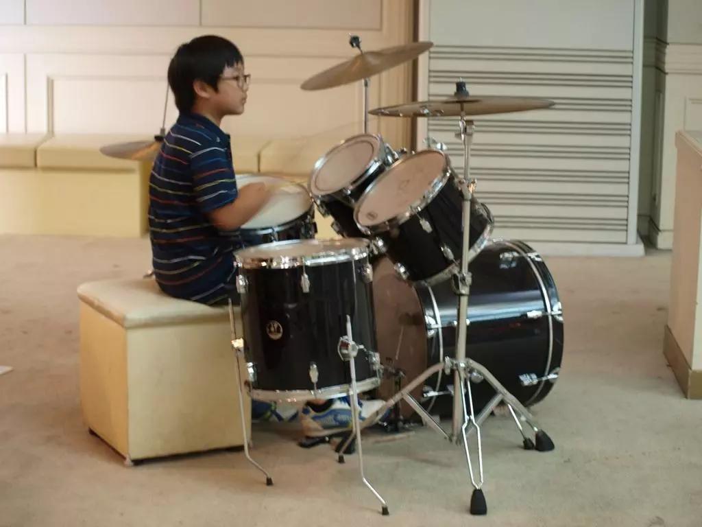 Faça aulas de percussão para se aperfeiçoar